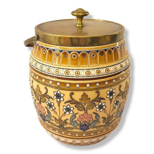 372 - AN EDWARDIAN MATTLACH BISCUIT BARREL
With floral decoration.
(18cm)

Condition: good overall