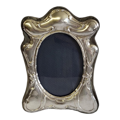 28 - AN ART NOUVEAU DESIGN SILVER PHOTOGRAPH FRAME
Embossed organic for, decoration and velvet easel back... 