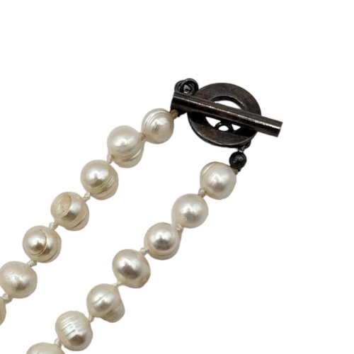 40A - A CONTINENTAL WHITE METAL AND PEARL NECKLACE
Having a circular form clasp.
(approx 60cm)

Condition:... 