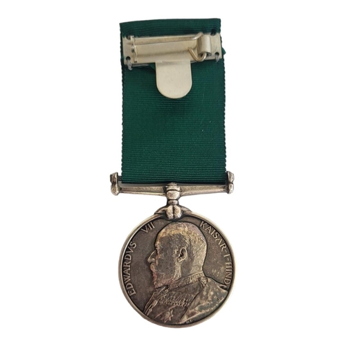 77 - SILVER EDWARD VII ‘FOR LONG SERVICE IN THE VOLUNTEER FORCE’ WAR MEDAL, 1901 - 1910, OBVERSE SIDE WIT... 