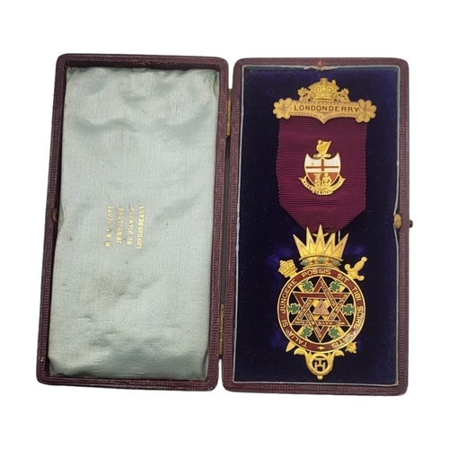 1 - AN EARLY 20TH CENTURY 9CT GOLD AND ENAMEL NORTHERN IRELAND ROYAL ARCH MASONIC MEDAL
Marked 'Londonde... 