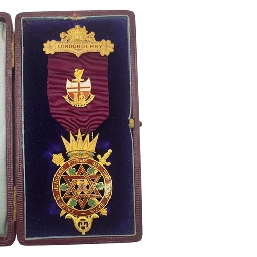 1 - AN EARLY 20TH CENTURY 9CT GOLD AND ENAMEL NORTHERN IRELAND ROYAL ARCH MASONIC MEDAL
Marked 'Londonde... 