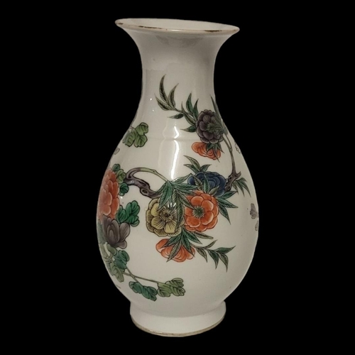 211 - A LATE 18TH/EARLY 19TH CENTURY CHINESE FAMILLE VERT PORCELAIN VASE
Banister form, hand painted with ... 