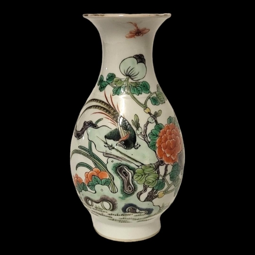 211 - A LATE 18TH/EARLY 19TH CENTURY CHINESE FAMILLE VERT PORCELAIN VASE
Banister form, hand painted with ... 
