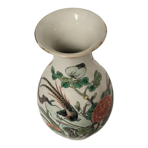 211 - A LATE 18TH/EARLY 19TH CENTURY CHINESE FAMILLE VERT PORCELAIN VASE
Banister form, hand painted with ... 