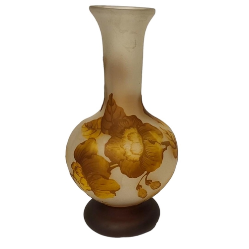 255 - A CONTINENTAL ART NOUVEAU OVERLAID CAMEO ART GLASS VASE IN LEGRAS MANNER
Acid cameo signature ‘EP La... 
