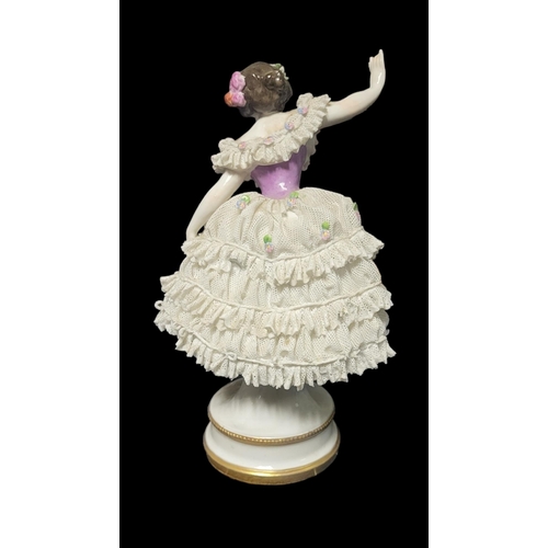 291 - AN EARLY 20TH CENTURY RUDOLSTADT VOLKSTEDT OF THURINGIA HARD PASTE PORCELAIN OF A BALLERINA, CIRCA 1... 