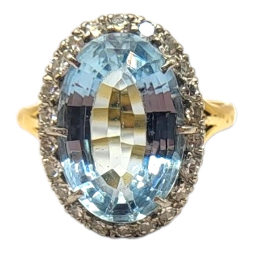 42 - AN EARLY 20TH CENTURY ATTRACTIVE 18CT GOLD AND AQUAMARINE LADIES’ DRESS RING
The oval fancy brillian... 