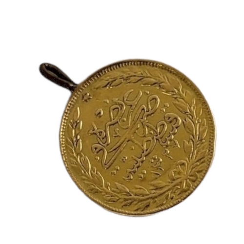 60 - A TURKISH 22CT GOLD 100 KURUSH COIN
Having Ottoman Empire Arabic motifs.
(approx 2.3cm)

Condition: ... 