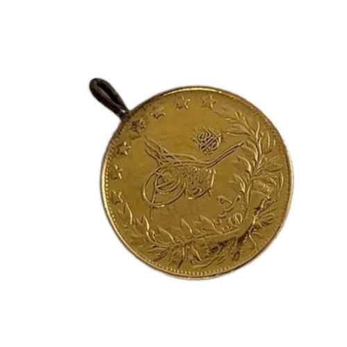 60 - A TURKISH 22CT GOLD 100 KURUSH COIN
Having Ottoman Empire Arabic motifs.
(approx 2.3cm)

Condition: ... 