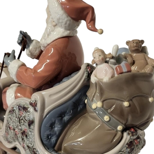 374 - LLADRO, A LIMITED EDITION (90/1000) PORCELAIN GROUP OF SANTA’S MIDNIGHT RIDE SLEIGH, CIRCA 2008
Deco... 