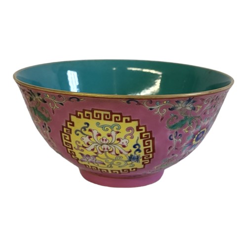 348 - A CHINESE CERAMIC BOWL
With floral enamelled body and gilded rim.
(w 16.5cm x d 16.5cm x h 8cm)

Con... 