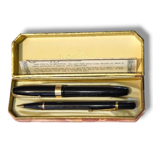 18 - CONWAY STEWART, A VINTAGE FOUNTAIN PEN AND PROPELLING PENCIL SET
Gold plated mounts, pen marked ‘21’... 