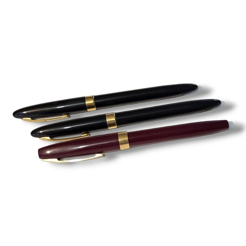 20 - SHEAFFER, THREE VINTAGE FOUNTAIN PENS
Having two black case and one burgundy,each having 14ct golds ... 