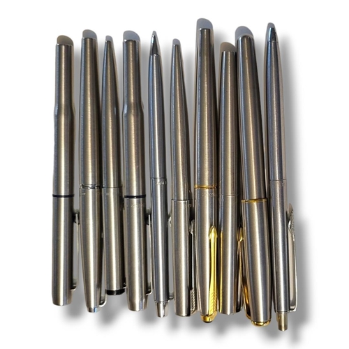 23 - PARKER, A COLLECTION OF TEN VINTAGE FOUNTAIN AND  BALLPOINT PENS
Steel cases.

Condition: good