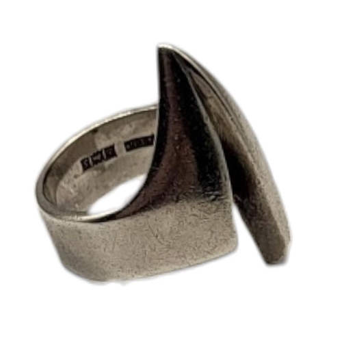 40 - A MID CENTURY SILVER DRESS RING
Pierced V form design, hallmarked Birmingham, 1967.
(size N)

Condit... 