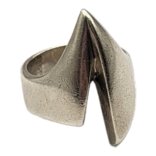 40 - A MID CENTURY SILVER DRESS RING
Pierced V form design, hallmarked Birmingham, 1967.
(size N)

Condit... 