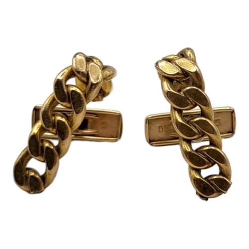 59A - A PAIR OF VINTAGE YELLOW METAL GENT’S CUFFLINKS
Part albert link chain in curved design.
(approx 2.5... 