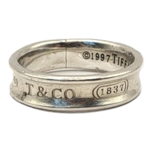 7A - TIFFANY, A VINTAGE SILVER WEDDING BAND
Concede from, marked ‘T and Co. 1837’.
(size U)

Condition: g... 