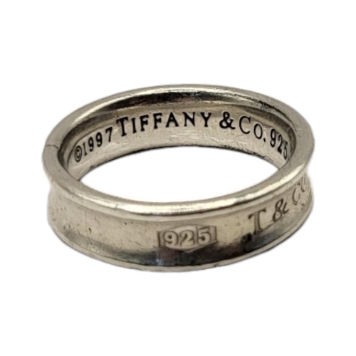 7A - TIFFANY, A VINTAGE SILVER WEDDING BAND
Concede from, marked ‘T and Co. 1837’.
(size U)

Condition: g... 