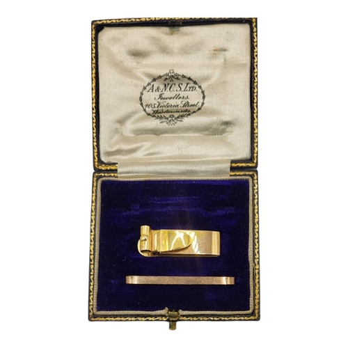 30 - AN EARLY 20TH CENTURY 9CT GOLD GENT’S MONEY CLIP
Rectangular form with hinged mount, together with a... 