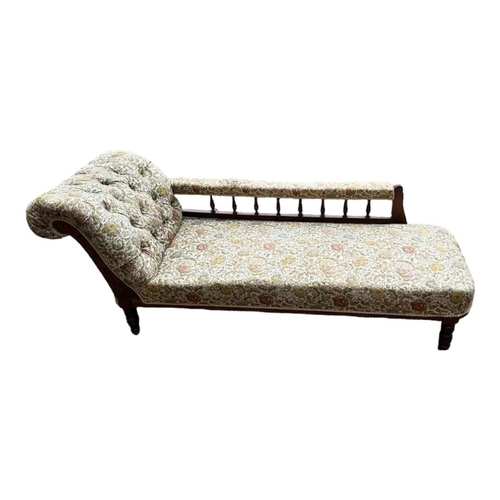 592 - AN EDWARDIAN MAHOGANY CHAISE LOUNGE
Floral fabric upholstery, turned legs with castors.
(134cm x 62c... 