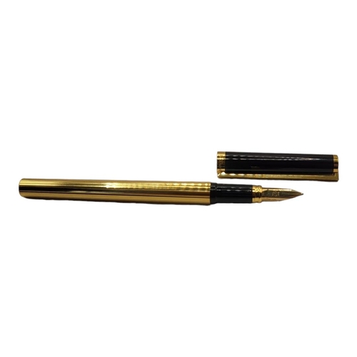 166 - DUPONT, A VINTAGE GOLD PLATE AND LAQUE DE CHINE FOUNTAIN PEN
Having reeded design and 18ct gold nib,... 