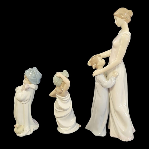 234 - LLADRO, A PORCELAIN GROUP OF MOTHER AND CHILD, ‘MOTHER IN LOVE’ 
Issued 2000, along with a pair of L... 