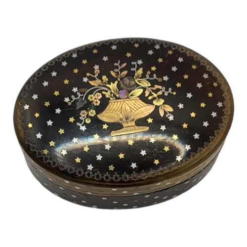 147 - A 19TH CENTURY TORTOISESHELL, GOLD AND SILVER 'PIQUE’ OVAL SNUFF BOX
With inlaid floral design to li... 