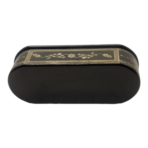 150 - A 19TH CENTURY WHITE METAL AND TORTOISESHELL OVAL SNUFF BOX
With five white metal inlay.
(approx 9.5... 