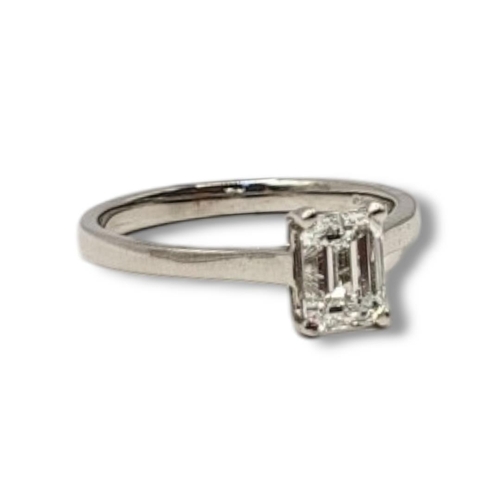 21 - A PLATINUM AND NATURAL 1 CARAT EMERALD CUT DIAMOND SOLITAIRE RING 
Complete with GCS certificate sta... 