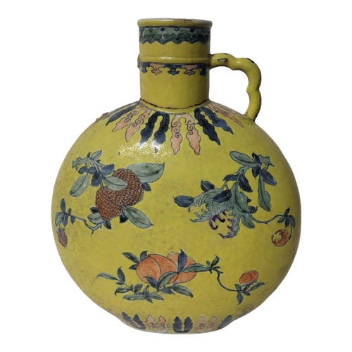 270C - A 19TH CENTURY CHINESE FAMILLE ROSE YELLOW POMEGRANATE AND PEACH MOON FLASK PILGRIM VASE
Earthenware... 