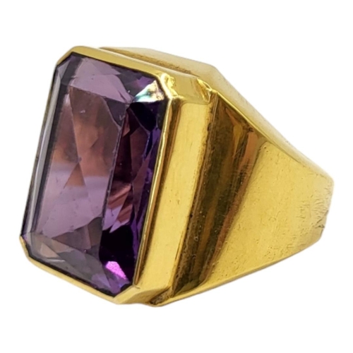 59 - A LARGE VINTAGE CONTINENTAL YELLOW METAL AND AMETHYST GENTS SIGNET RING
Rectangular faceted cut ston... 