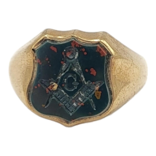 67 - AN EARLY 20TH CENTURY 10CT GOLD AND HARDSTONE GENT'S SIGNET RING
Intaglio carved Masonic compass and... 