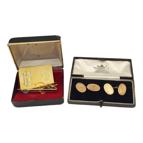 104 - WITHDRAWN A PAIR OF EARLY 20TH CENTURY 9CT GOLD GENT’S OVAL CUFFLINKS
Engraved pattern to edge, in a... 