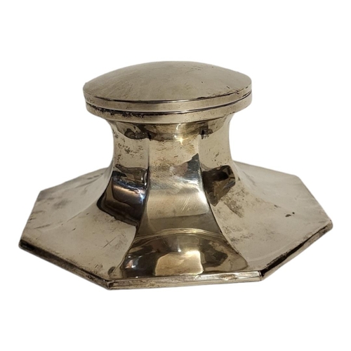 104A - AN EDWARDIAN SILVER CIRCULAR INKWELL
On octagonal base and glass well, hallmarked Birmingham, 1910.
... 