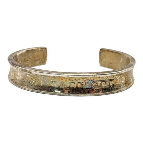 107 - WITHDRAWN TIFFANY & CO., A VINTAGE SILVER BANGLE, DATED 1997
Marked ‘T and Co.’ 1887.
(approx 77cm)
... 