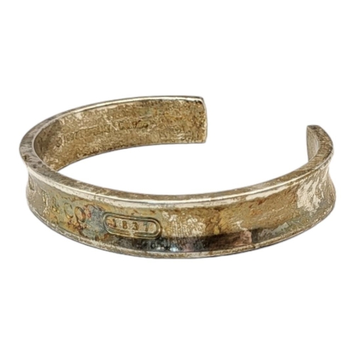 107 - WITHDRAWN TIFFANY & CO., A VINTAGE SILVER BANGLE, DATED 1997
Marked ‘T and Co.’ 1887.
(approx 77cm)
... 