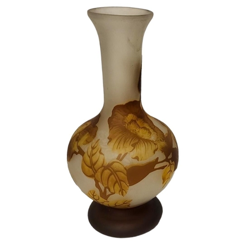 177 - A CONTINENTAL ART NOUVEAU OVERLAID CAMEO ART GLASS VASE IN LEGRAS MANNER
Acid cameo signature ‘EP La... 