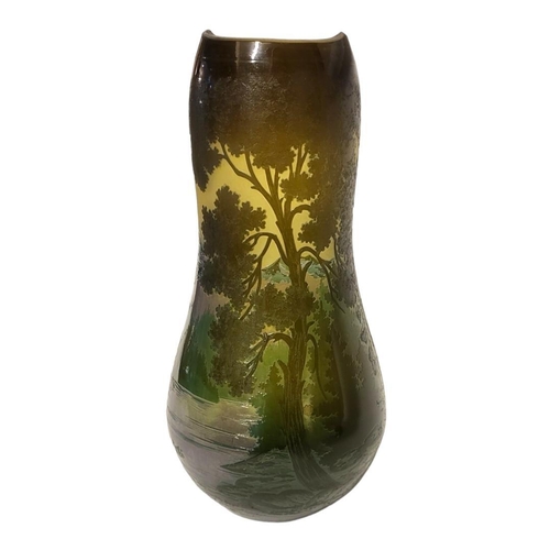 178 - EMILE GALLÉ OF NANCY, AN ART NOUVEAU PERIOD OVERLAID CAMEO ART GLASS VASE, CIRCA 1900
Carved acid et... 