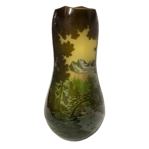 178 - EMILE GALLÉ OF NANCY, AN ART NOUVEAU PERIOD OVERLAID CAMEO ART GLASS VASE, CIRCA 1900
Carved acid et... 