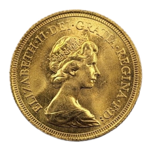 17A - A QUEEN ELIZABETH 22CT GOLD FULL SOVEREIGN COIN, DATED 1974 
With portrait bust and George and Drago... 