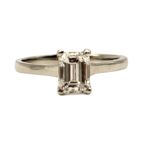 21 - A PLATINUM AND NATURAL 1 CARAT EMERALD CUT DIAMOND SOLITAIRE RING 
Complete with GCS certificate sta... 