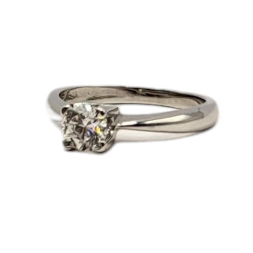 27 - AN 18CT WHITE GOLD AND DIAMOND SOLITAIRE RING
Having a single round cut diamond.
(approx diamond wei... 