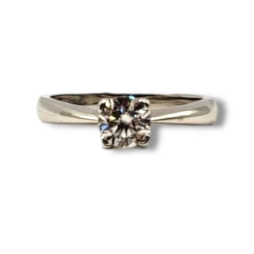 27 - AN 18CT WHITE GOLD AND DIAMOND SOLITAIRE RING
Having a single round cut diamond.
(approx diamond wei... 