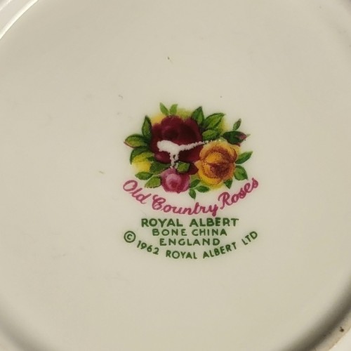 415 - ROYAL ALBERT, AN EXTENSIVE VINTAGE 'COUNTRY ROSES’ PORCELAIN DINNER AND TEA SERVICE
Comprising twent... 