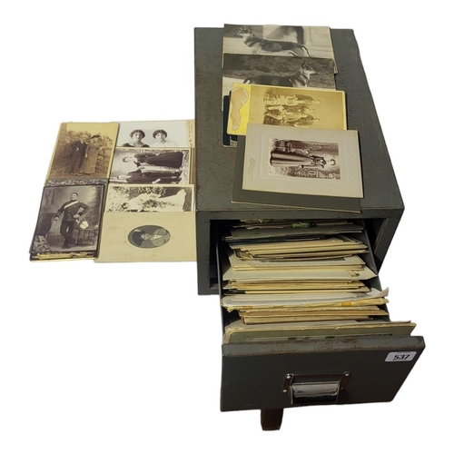 537 - A SINGLE TABLETOP DRAWER WITH A COLLECTION OF APPROX 150 EARLY 20TH CENTURY FAMILY PORTRAITS, GREETI... 