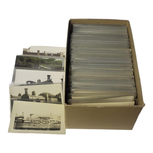 541A - A BOX CONTAINING APPROX 250 EARLY 20TH CENTURY AND LATER POSTCARDS
Locomotives, in individual transp... 