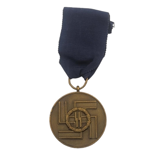 578 - A WWII GERMAN SS BRONZE LONG SERVICE MEDAL (GOOD COPY)
Awarded for 8 years with blue fabric ribbon.
... 