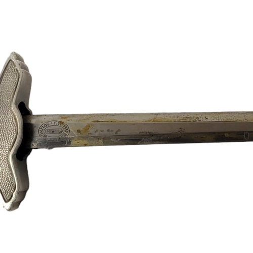 595 - F.W. HOLLER, A GERMAN WWII 2ND PATTERN LUFTWAFFE DAGGER AND SCABBARD.
(blade 26.1cm, overall 38.4cm)... 